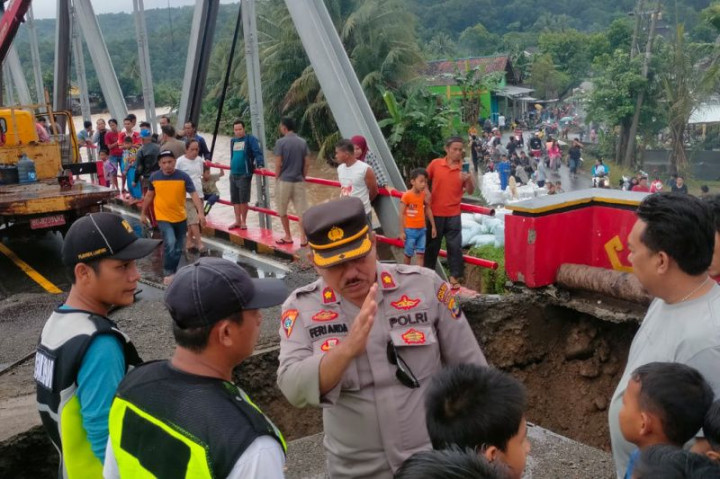 Jembatan Ambruk, Warga Bengkulu Tak Bisa Menyeberang ke Lampung