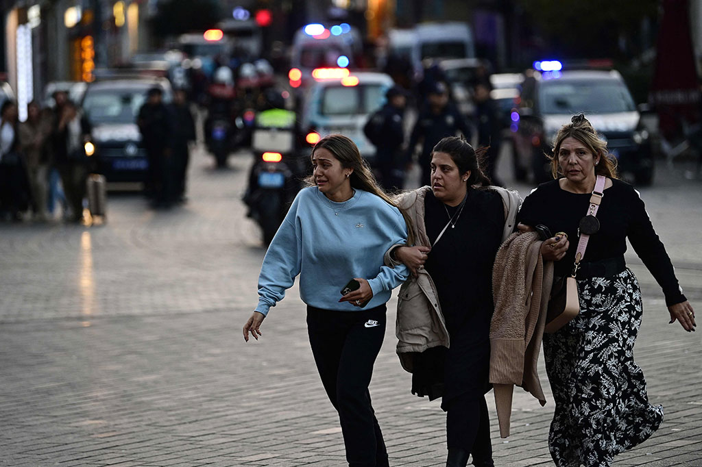 Potret Kepanikan Massa Saat Terjadinya Ledakan Bom di Turki