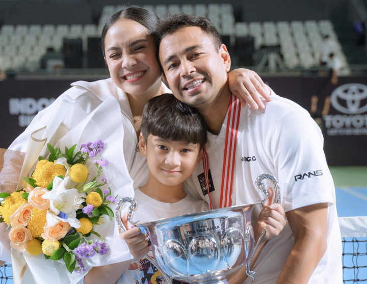 Tingkah Nagita Slavina di Pertandingan Tenis Raffi Ahmad vs Desta Bikin Netizen Gagal Fokus