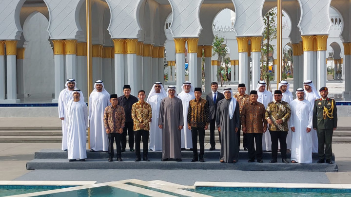 Salat Dua Rakaat Awali Peresmian Masjid Sheikh Zayed Solo