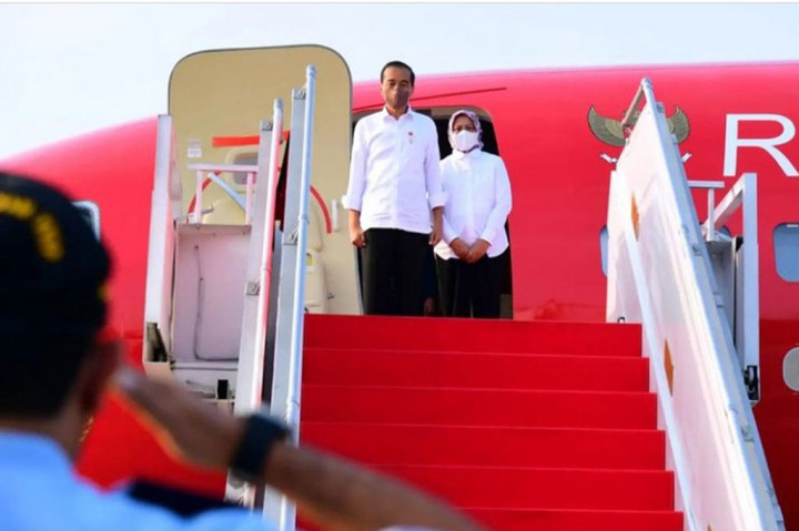 Iriana Jokowi Terjatuh dari Tangga Pesawat Saat Tiba di Bali, Begini Kondisinya