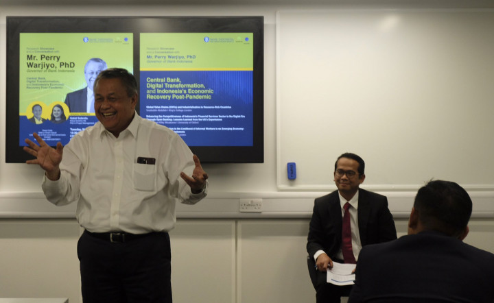 Gubernur BI Tanggapi Langsung Paparan Hasil Riset Mahasiswa Indonesia di Inggris
