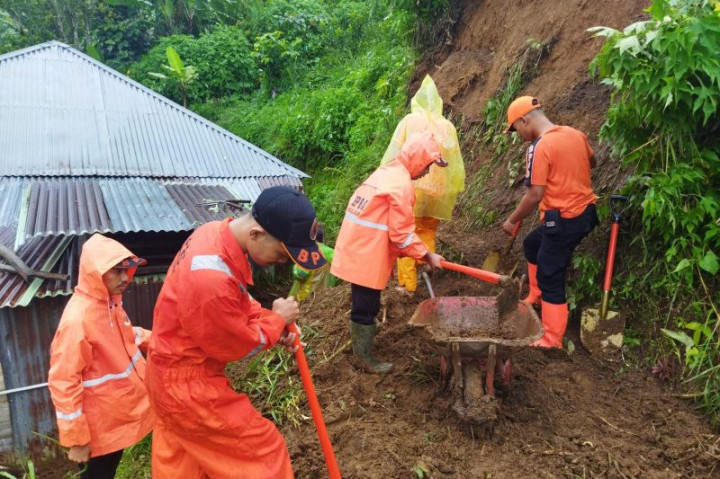 Material Longsor yang Timpa Rumah Warga Agam Dibersihkan