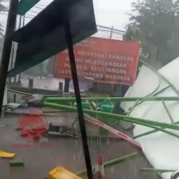 Tiang Penyangga Gerbang RSUD Kanjuruhan Roboh Diterjang Angin