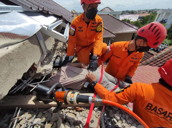2 Pekerja di Palembang Tertimpa Runtuhan Bangunan, 1 Tewas