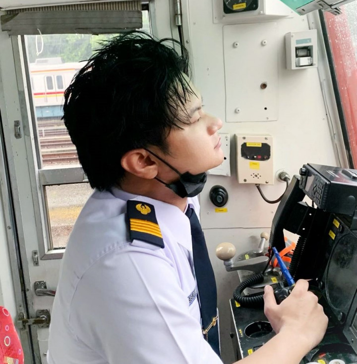 Angger Bayu Aji, Selesaikan Rekaman Lagu Sambil Kuliah S2 dan Jadi Masinis LRT