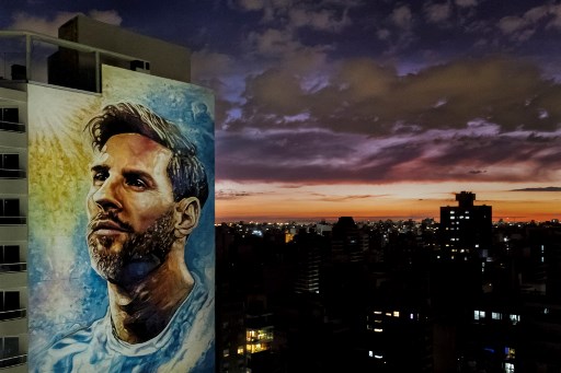 Mural Lionel Messi di Argentina (Foto: Luis ROBAYO / AFP)