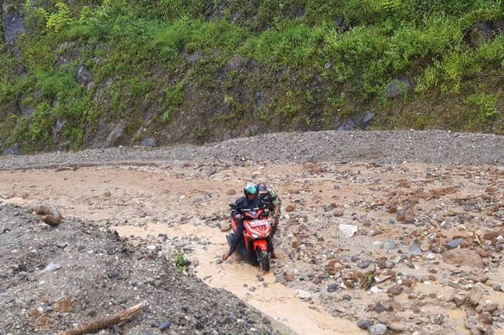 Longsor Batu di Malalak Putus Akses Kota Padang-Bukittinggi Sumbar