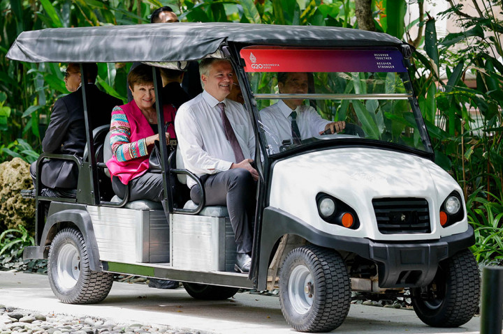Momen Jokowi Supiri Bos IMF Saat Agenda Makan Siang