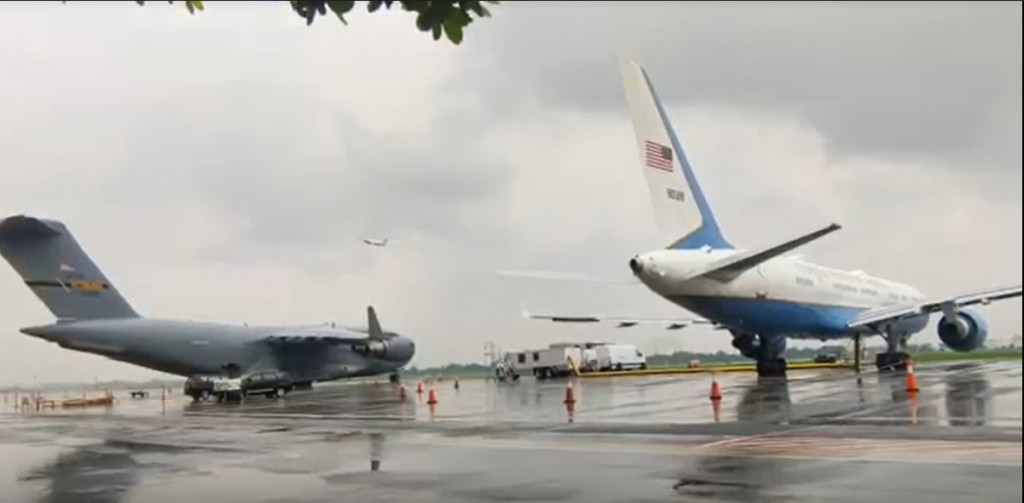 Pesawat Amerika Serikat parkir di Bandara Juanda, Surabaya/metrotv