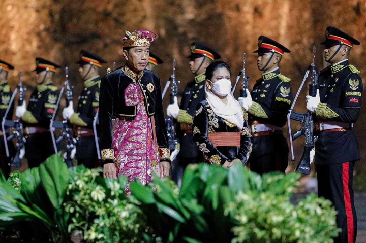 Pesona Jokowi-Iriana Kenakan Baju Adat Bali di Jamuan Makan Malam G20