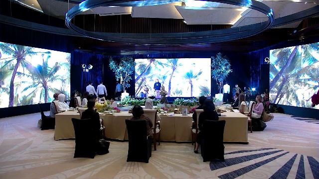 Ibu Negara RI bersama Wamenparekraf Angela Tanoesoedibjo serta para spouse mencicipi hidangan dalam format gastronomy. (Foto: Dok. Birkom Kemenparekraf)