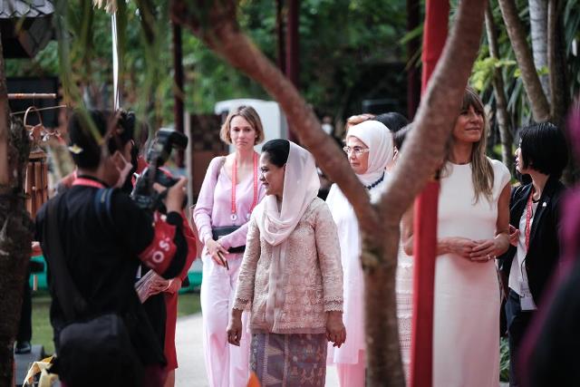 Baju atasan nusantara dan tenun Bali jadi busana Iriana dan Wamenparekraf dalam Spouse Program. (Foto: Dok. Birkom Kemenparekraf)