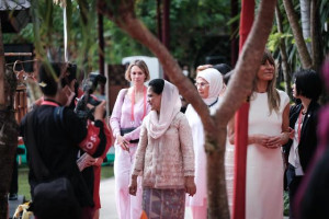 Cantik! Ibu Negara dan Wamenparekraf Kenakan Busana Nusantara pada Spouse Program