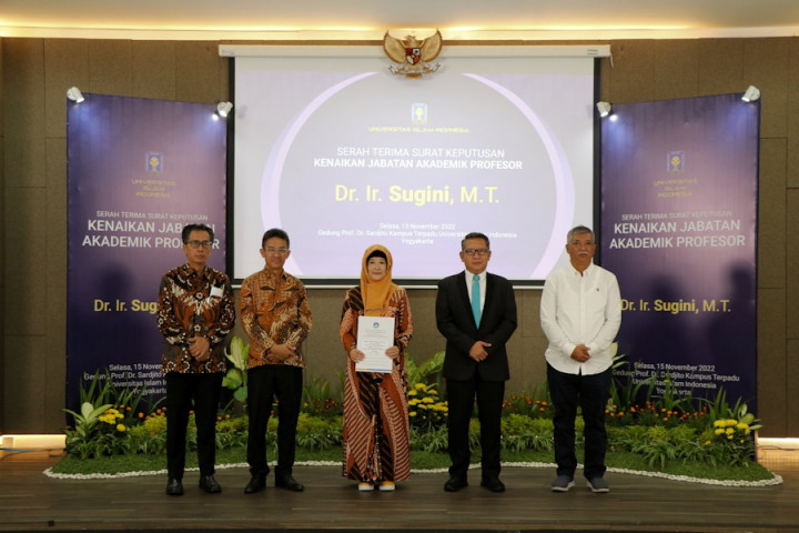 Prof. Dr. Sugini Jadi Guru Besar Perempuan Pertama di FTSP UII