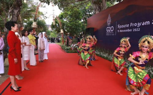 Ibu Iriana ajak para Pendamping Pemimpin G20 melihat kearifan lokal Indonesia. (Foto: Dok. Media Center KTT G20/Kemenparekraf)