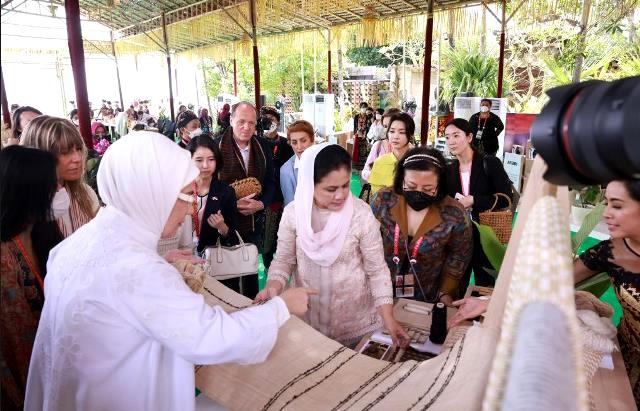 Pendamping Kepala Negara Ikuti Workshop Kerajinan Tangan dalam Spouse Program KTT G20