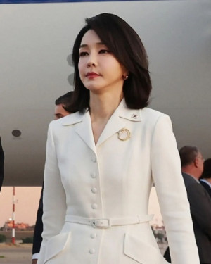 Tampilan Menawan Kim Keon Hee, Ibu Negara Korsel yang Dibilang 'Mirip' Artis Drakor