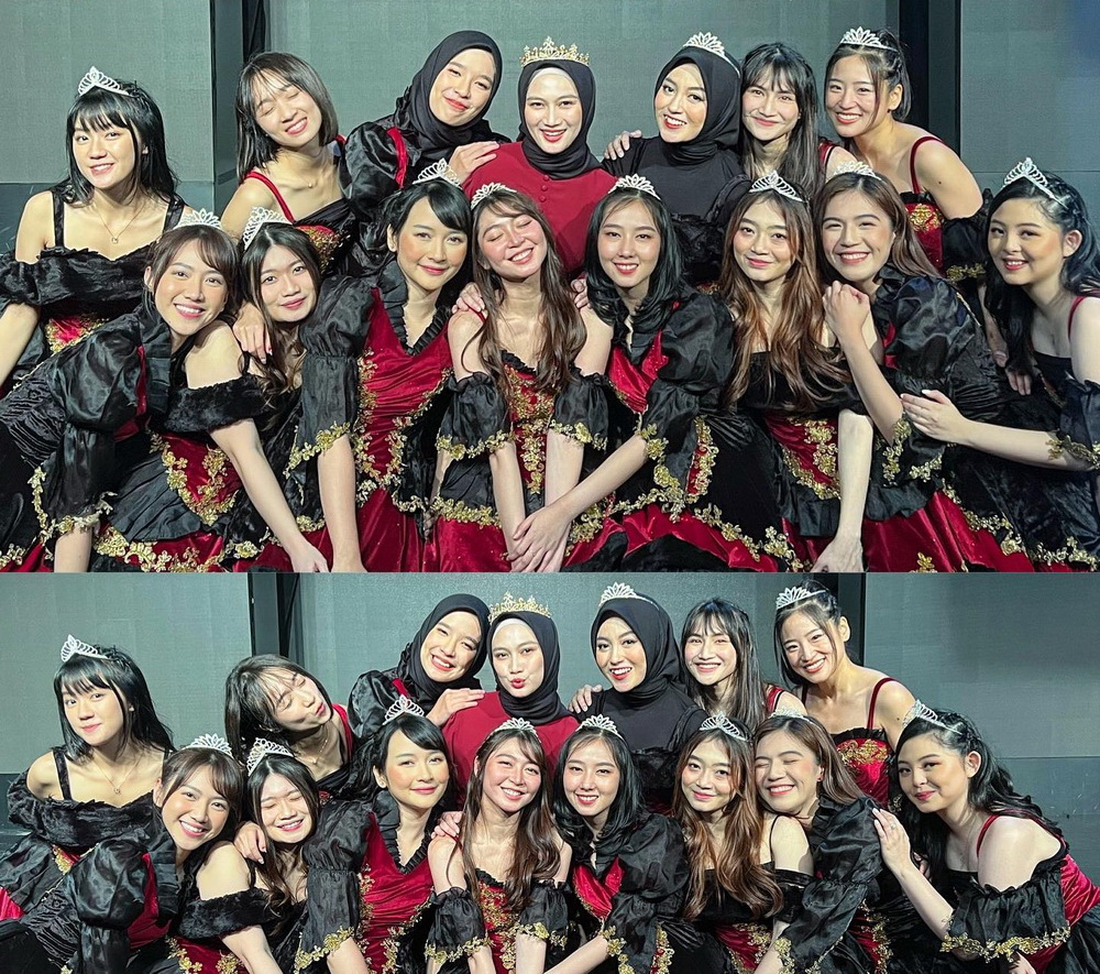 Member JKT48 Reunian Bawakan Heavy Rotation, Melody Pakai Gamis