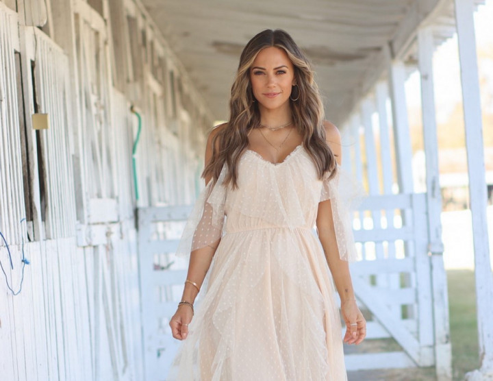 Jana Kramer Di-Ghosting Chris Evans Usai Insiden di Kamar Mandi