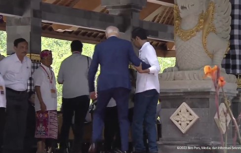 Presiden AS Joe Biden Tersandung, Netizen Salfok ke Ekspresi Luhut Panjaitan