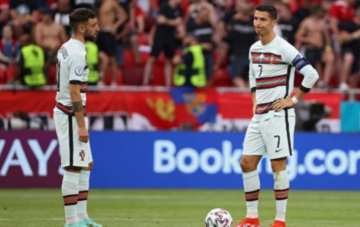 Heboh Bruno Fernandes <i>Cuekin</i> Ronaldo di Ruang Ganti, Ini Kejadian Sebenarnya