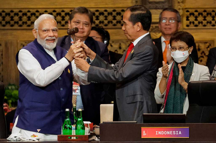 Jokowi Serahkan Palu Kepemimpinan G20 ke Narendra Modi