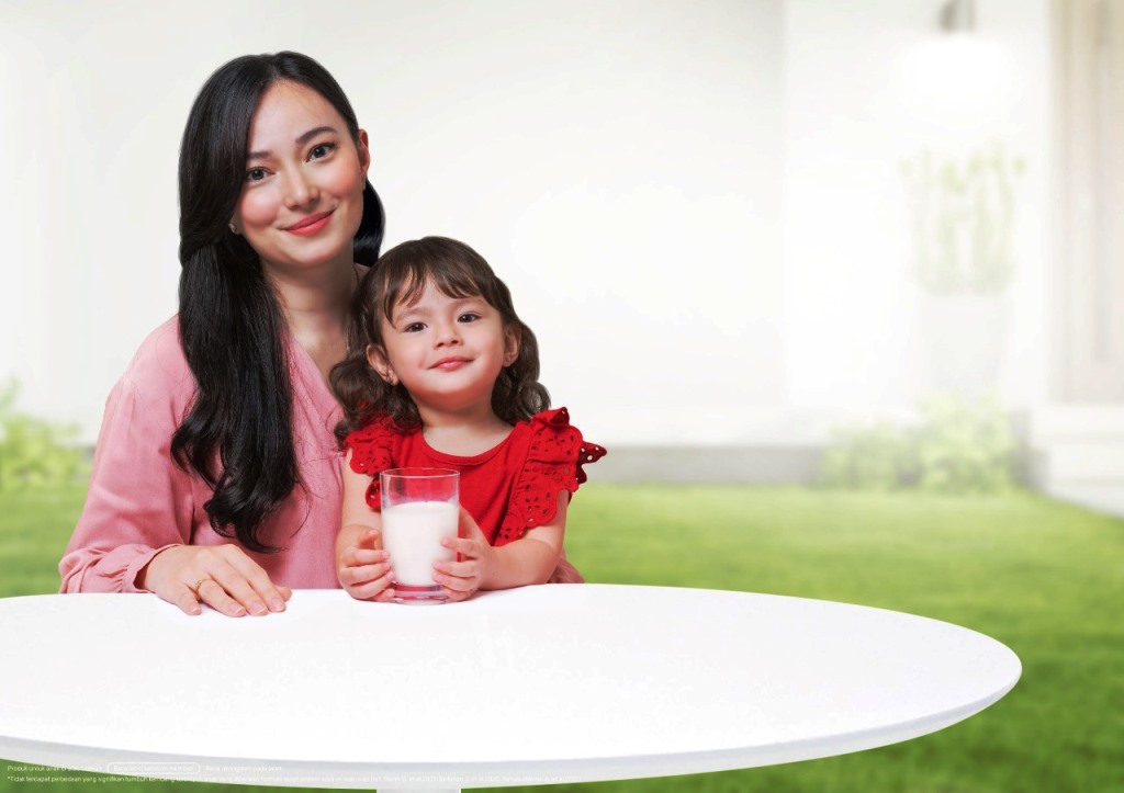 Asmirandah dan anaknya, Chloe. (Foto: SGM Eksplor)