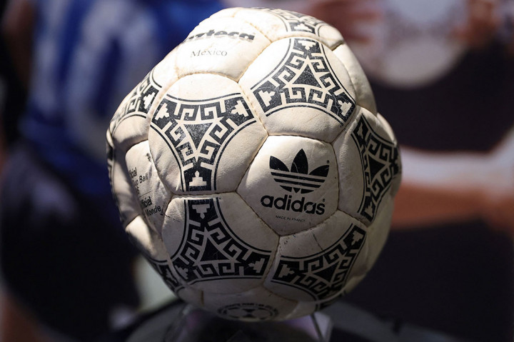 Bola 'Tangan Tuhan' Maradona Dilelang Rp36 Miliar