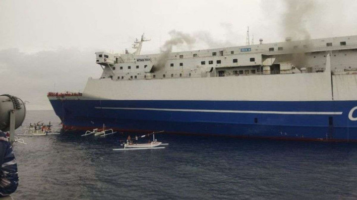 4 KRI Dikerahkan Evakuasi Penumpang KM Mutiara Timur I yang Terbakar di Selat Bali