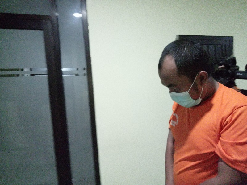 DS tertunduk saat digiring petugas Polres Metro Bekasi Kota, Kota Bekasi, Jawa Barat. Antonio/Medcom.id