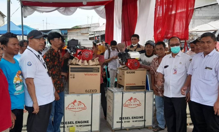 Serahkan Bantuan Mesin, KKP Harap Kesejahteraan Nelayan Meningkat