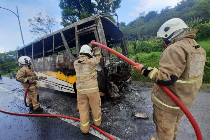 Bus Pariwisata Terbakar di Tol Semarang