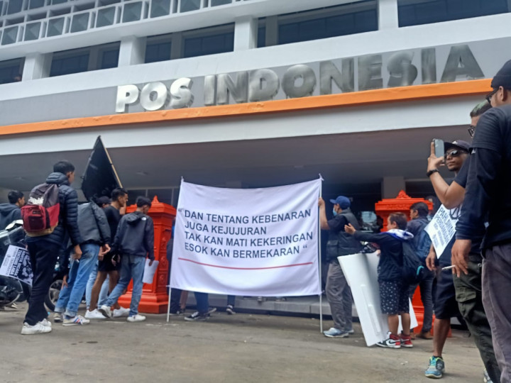 Ratusan Aremania Geruduk Kantor Pos untuk Kirim Surat ke Jokowi