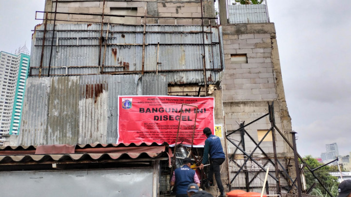 Tidak Punya IMB, Bangunan 5 Lantai Disegel Satpol PP