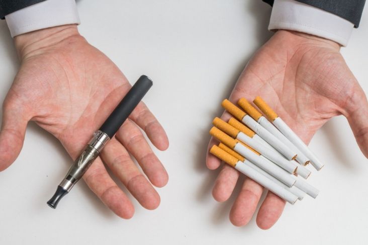 Ilustrasi rokok elektrik dan rokok (Foto: pixabay)