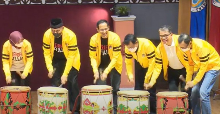 Meriahkan Acara, Menteri Nadiem Tanding Tenis dengan Rektor UNP di POMNAS XVII