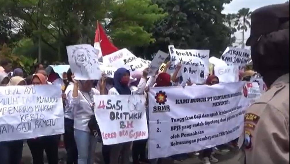 Puluhan buruh pabrik sepatu PT. Karya Mitra Budi Sentosa melakukan aksi demo di depan Kantor DPRD Ngawi, Jawa Timur, Kamis 17 November 2022/metrotv