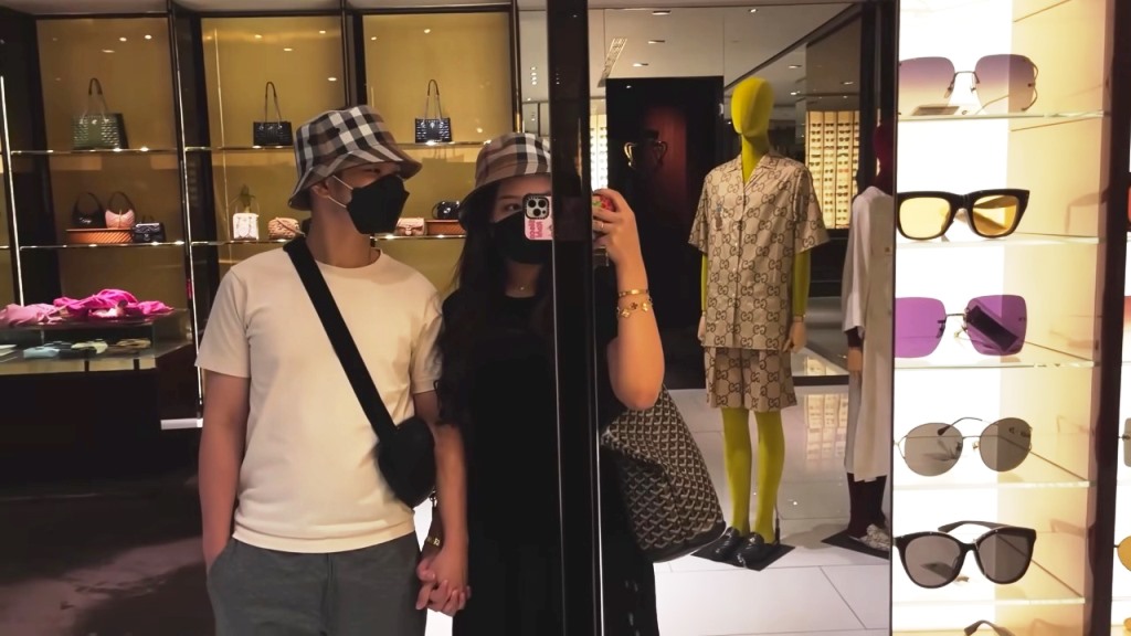 Sisca pamerkan outfit bulan madunya di akun YouTube.