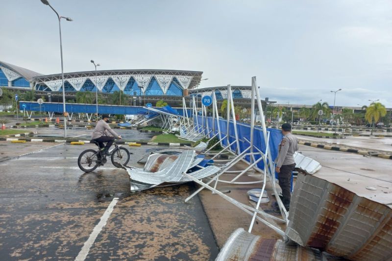 Kanopi Bandara Supadio Pontianak Hancur Disapu Puting Beliung