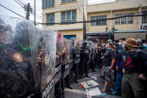Bentrok dengan Pedemo KTT APEC, Polisi Thailand Tembakkan Peluru Karet