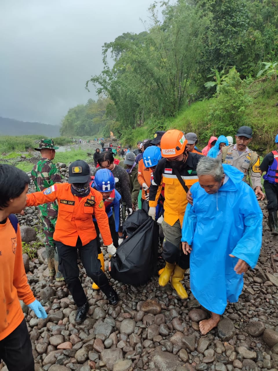 Caption, Tim Sar gabungan saat menemukan korban longsor di Desa Lonjoboko, Kecamatan Parangloe, Kabupaten Gowa, Sulawesi Selatan, Jumat, 18 November 2022.