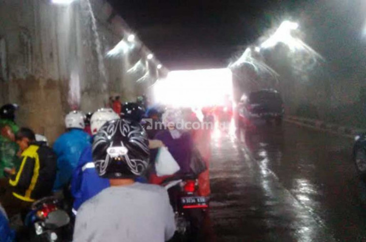 Neduh Di Bawah Flyover atau Underpass Pas Hujan, Tilang Rp250 Ribu