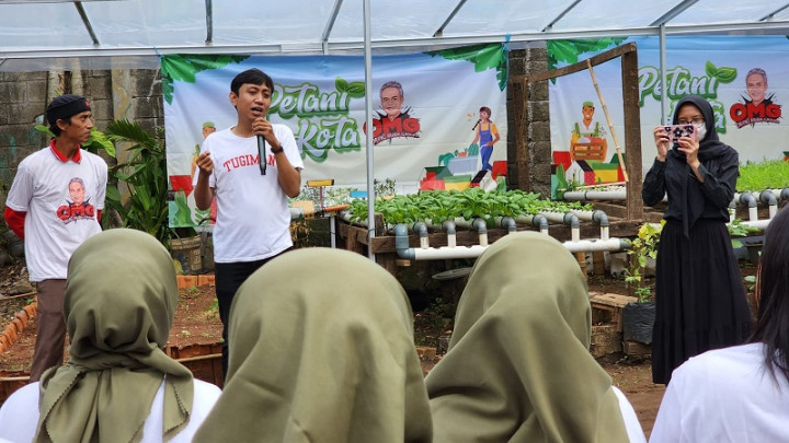 <i>Green House</i> Roboh Diterjang Angin Kencang, Relawan Bantu Perbaikan