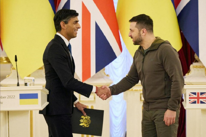 PM Inggris Lakukan Kunjungan Mendadak ke Ukraina, Janjikan Senjata Anti-Pesawat