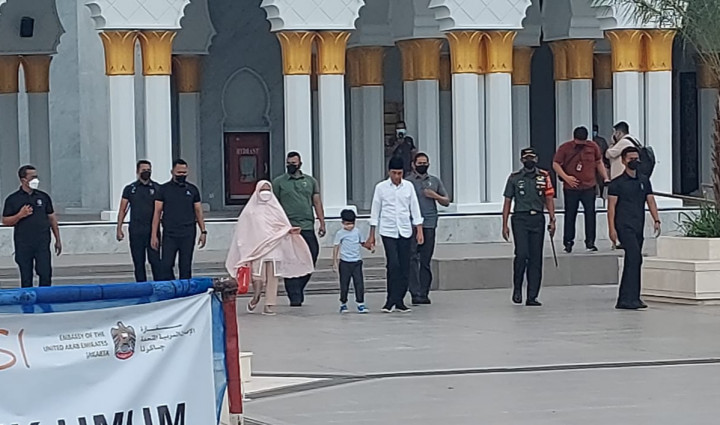 Mudik, Presiden Jokowi Salat di Masjid Syeikh Zayed