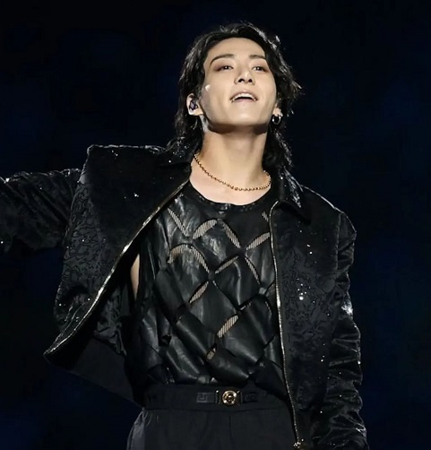 Keren Banget! Ini Outfit 'Versace' Jungkook BTS saat Meriahkan Pembukaan Piala Dunia 2022