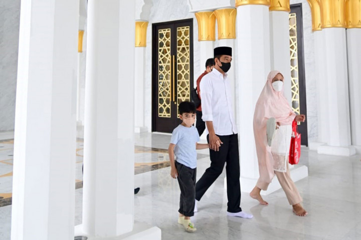 Momen Jokowi Ajak Jan Ethes Salat Duha di Masjid Raya Sheikh Zayed