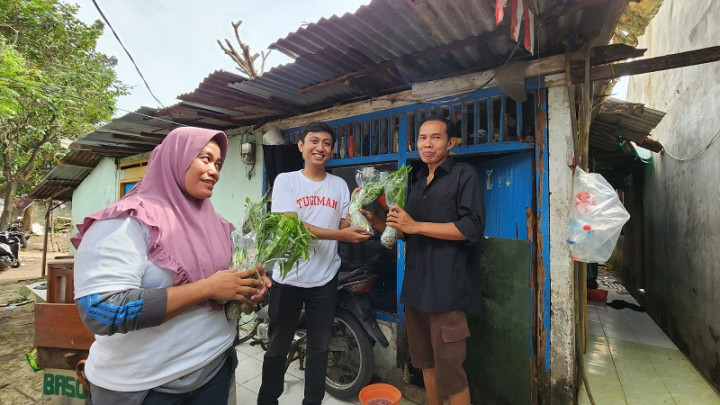 Ratusan Paket Sayur Disebar ke Warga Pondok Pinang