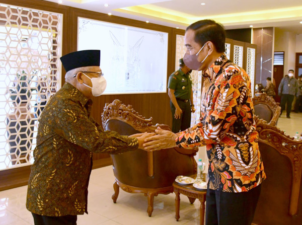 Bertemu Presiden Jokowi di Bandara, Wapres Laporkan Rencana Kunker ke Papua
